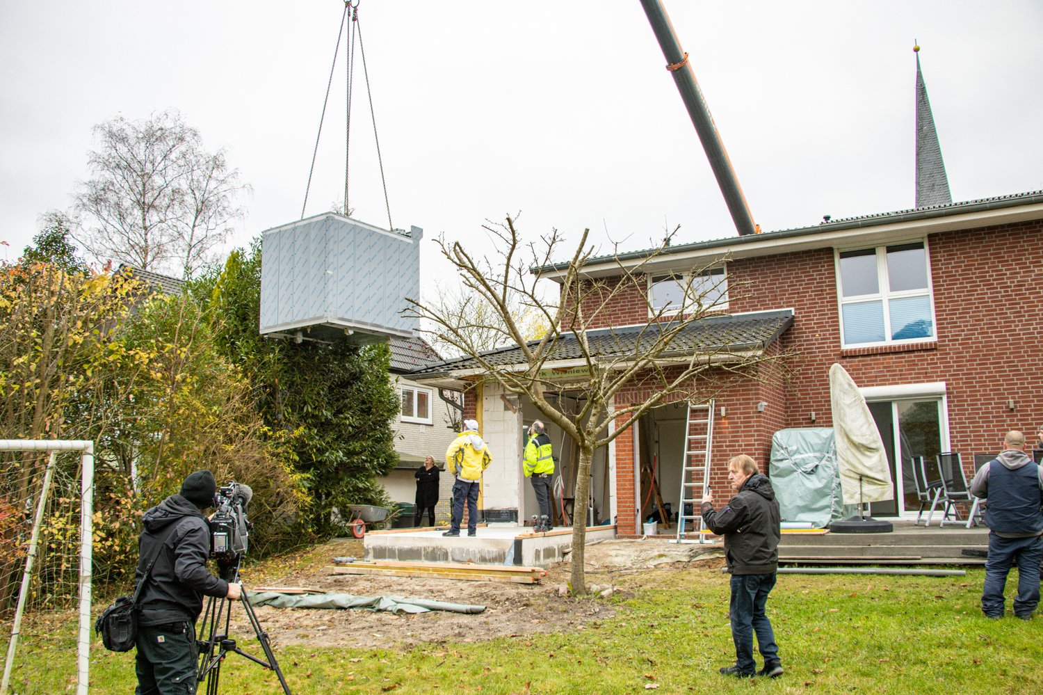 Der Backofen für die Backstube der Brotkumpels wird mit Hilfe eines Schwerlastkrans auf das Fundament gehoben.
