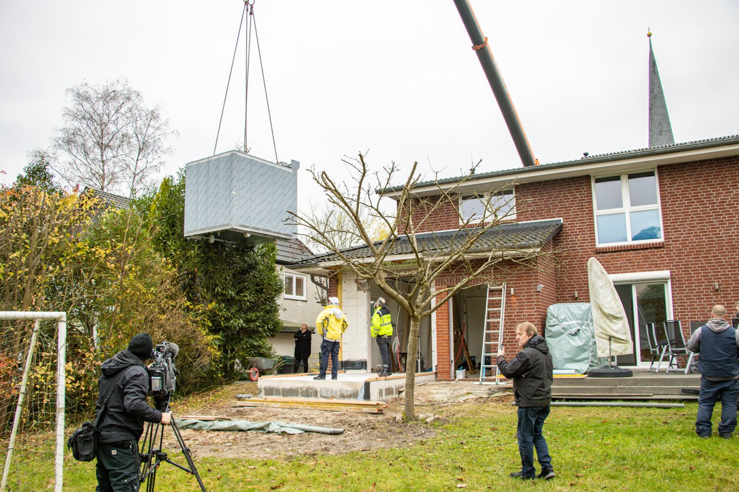 Der Backofen für die Backstube der Brotkumpels wird mit Hilfe eines Schwerlastkrans auf das Fundament gehoben.