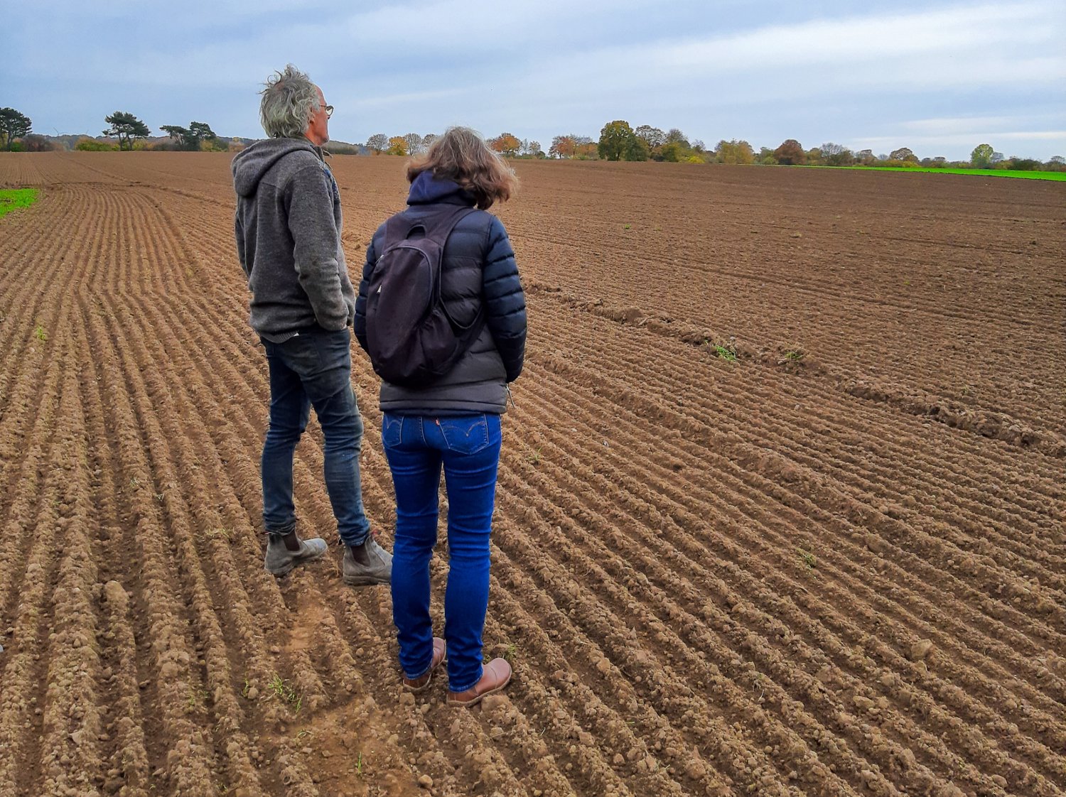 Christina Weiß von den Brotkumpels und ihr Biolandwirt vom Lämmerhof auf dem Acker, der bereits das Saatgut für unser Getreide in sich trägt.