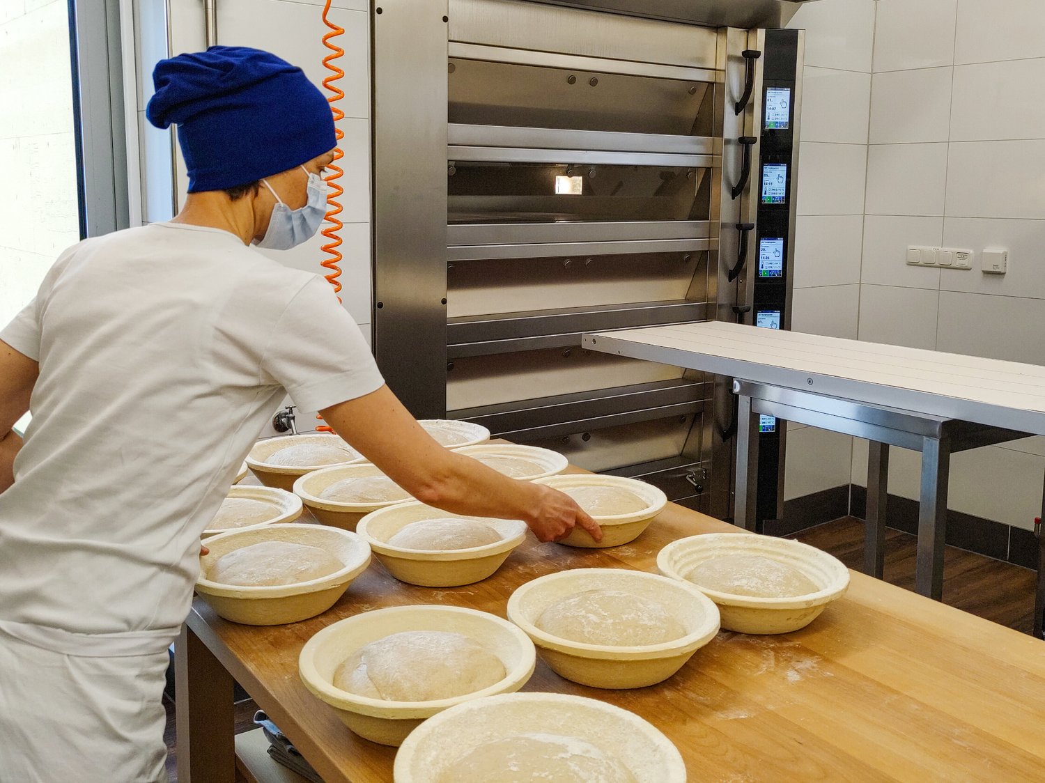 Christina Weiß von den Brotkumpels beim Backen.