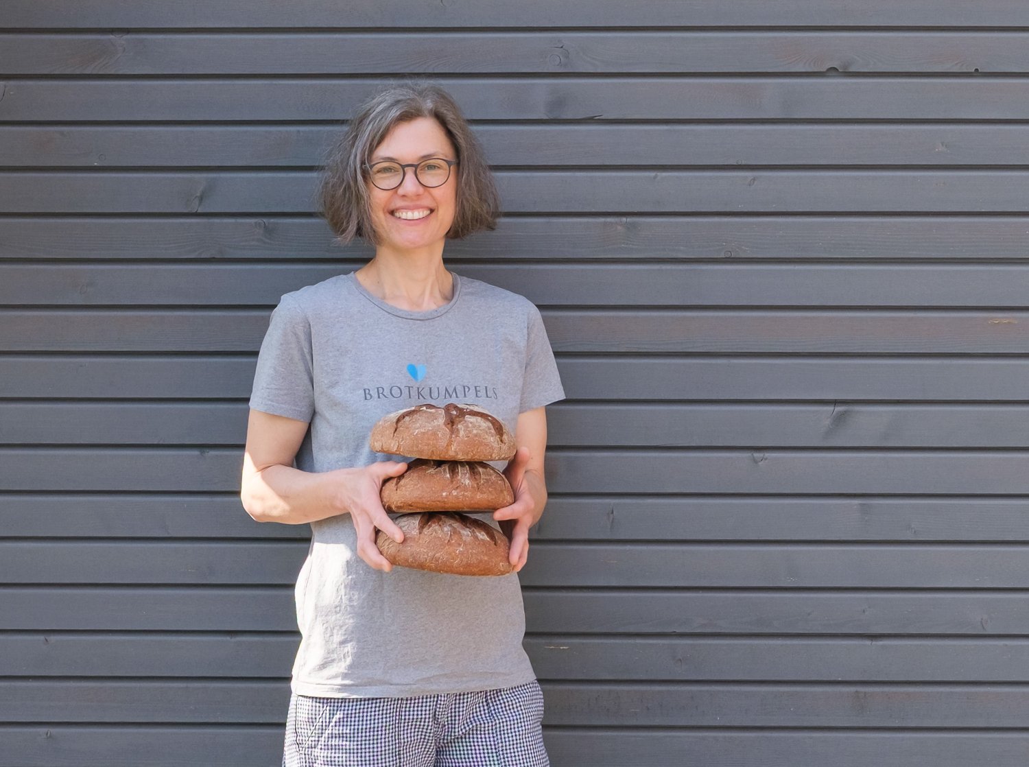 20250309_Christina mit Brot